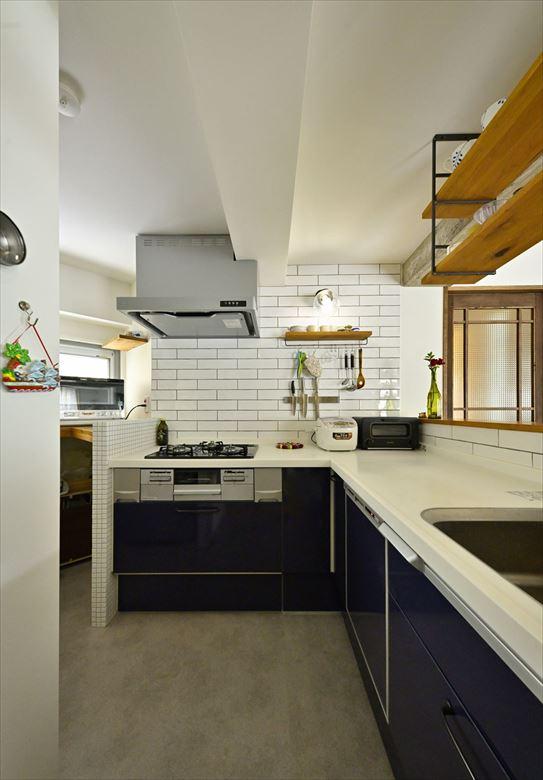 壁付けだったキッチンはリビングと対面になるL字型キッチンに。奥さま好みのタイルを採用