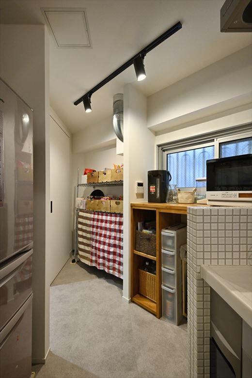 斜めの部分には、パントリーと家電を置ける造作収納を設け、ムダな空間が生まれないよう工夫。以前よりゆとりのある洗面脱衣所や、入り口を2ヶ所設けて水廻りを回遊できる家事動線など、斜めに仕切られた間取りを活かしつつ、使い勝手も向上させた