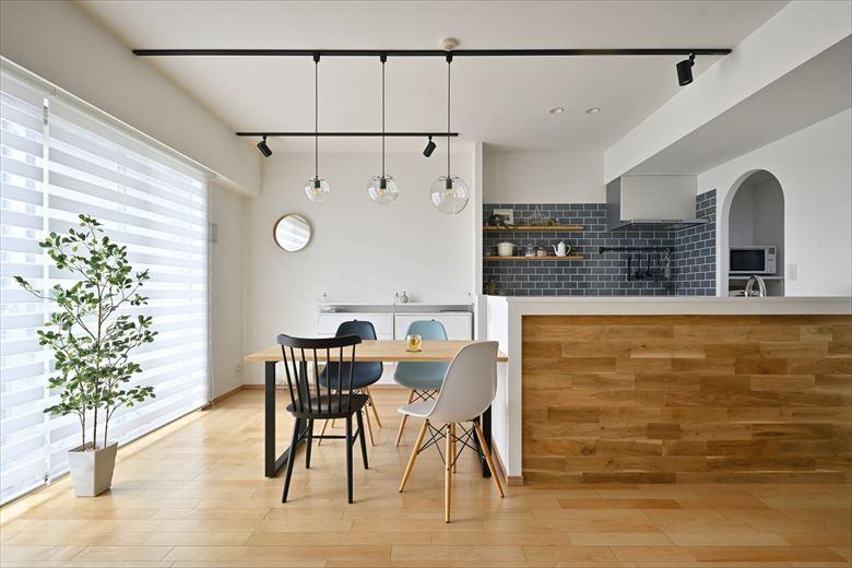 Ⅱ型キッチンを採用し、「キッチンとダイニングを横並びに」という希望を実現。もともとキッチンがあった場所はパントリーに。ダイニング⇔キッチン⇔パントリーと、家事がしやすいスムーズな動線に。ダイニング背面の壁には、後から暮らし方に合わせて棚やカウンターを取り付けられるよう下地を入れた