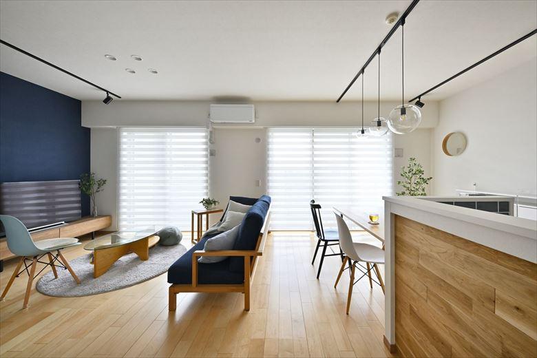 ふた組の掃き出し窓からたっぷりと光が入り、明るく開放的になったLDK。キッチンカウンターのデザインはMさんご夫妻がこだわられた箇所