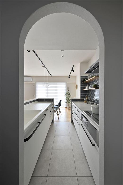 パントリーの入り口はR加工。パントリー⇔キッチン⇔ダイニングとつながっているので、家事をスムーズに行える