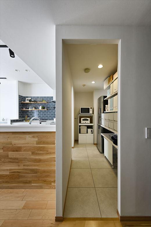 もともとキッチンだった場所をパントリーに。電子レンジなどの家電や冷蔵庫もスッキリと収まる大容量。