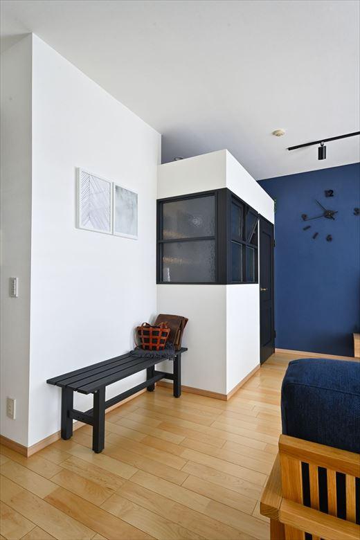 ご希望だった書斎スペースをリビングの一角に設けた。上部は開口を設け、さらに採光や風通しに配慮した室内窓を設けた。