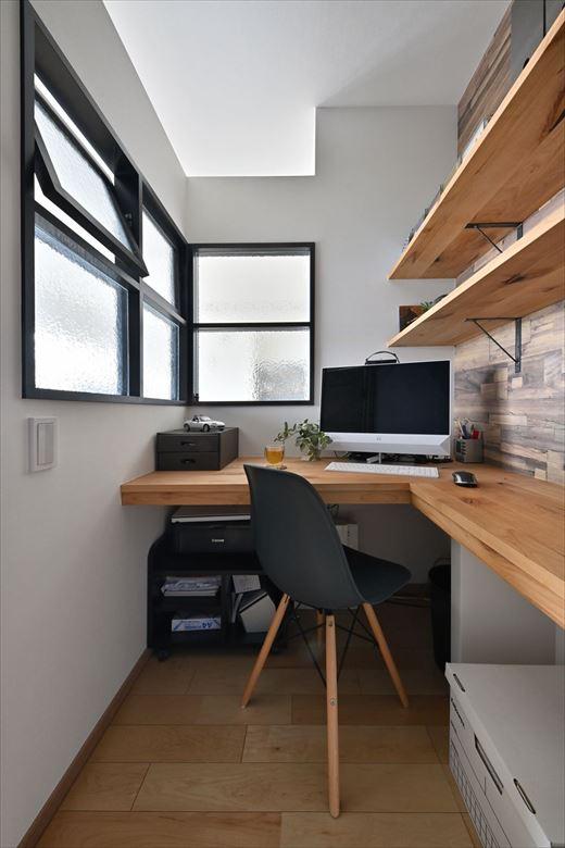 書斎の机をキッチンが正面になる位置に配置。それぞれが別の作業をしていても、室内窓越しにお互いの気配を感じることができる