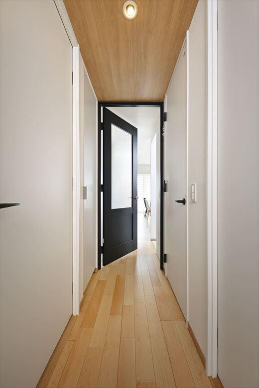 室内全体を暗く見せていた濃茶のフローリングは明るい色に張替えた。フローリング材はメンテナンスしやすいものを採用