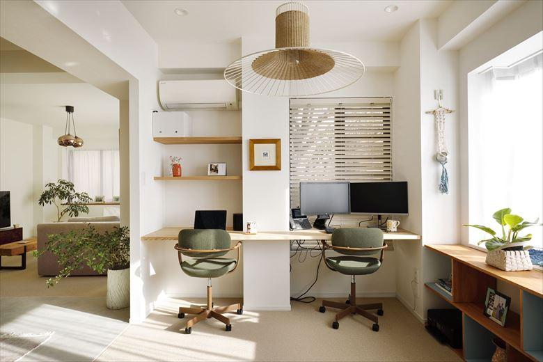 リビング・ダイニングの隣にあった洋室は、LDKとつながるラウンジに。カウンターデスクや本棚を造作してそれぞれのワークスペースを実現した。出窓はそのまま活かし、陽射しがたっぷりと入る心地よい空間で仕事や趣味の時間が過ごせる