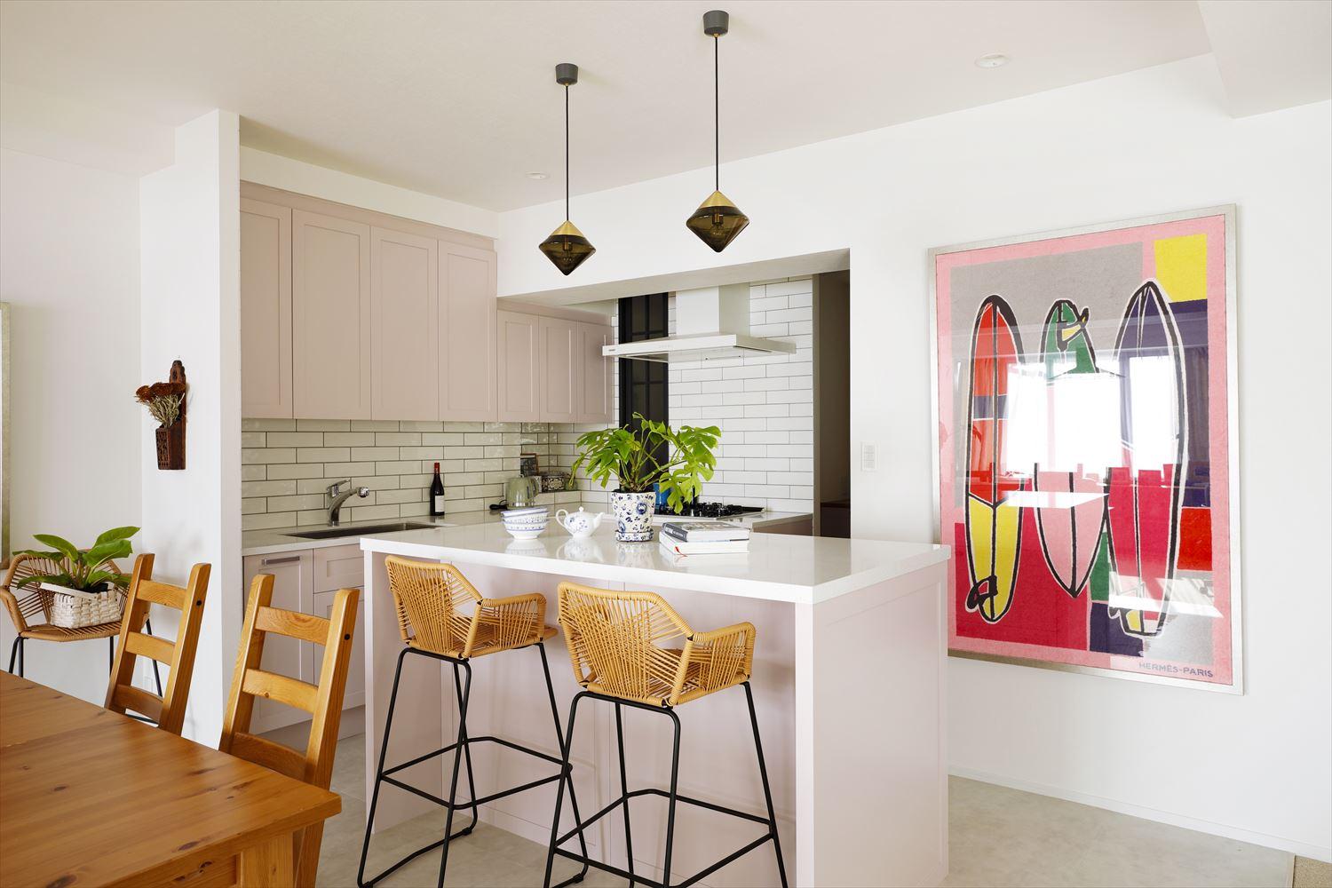 壁付きのL字型キッチンとアイランドのカウンターというレイアウトにしたキッチンスペース。閉鎖的だったキッチンがダイニングとつながり、LDKの一体感が生まれた