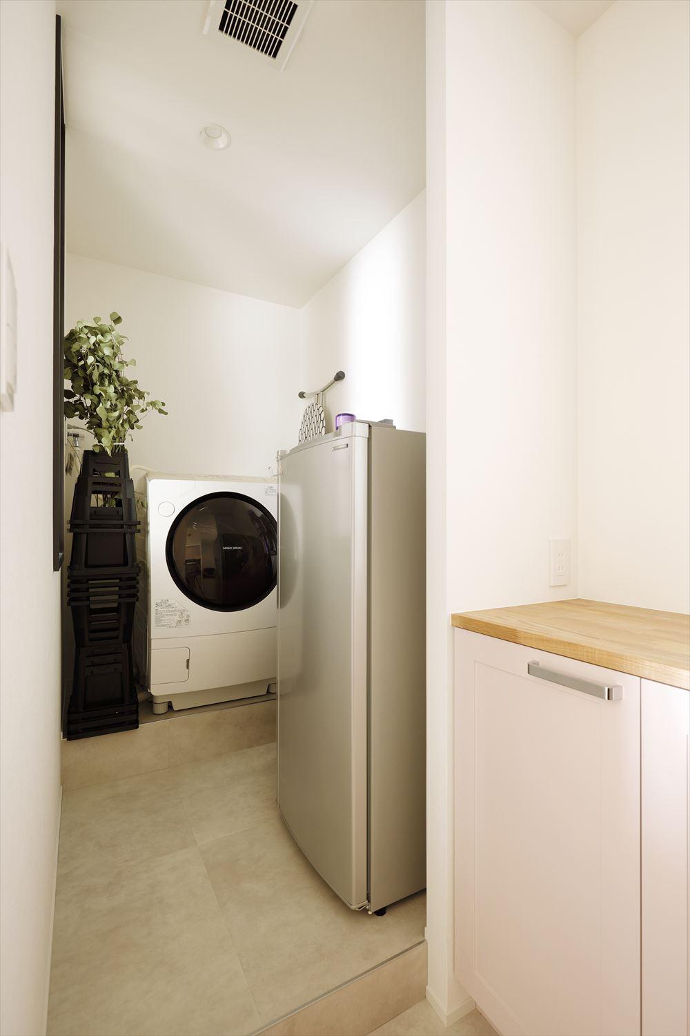 もともとのキッチンスペースはバックヤードに。洗濯機置き場の他、手前のカウンター収納には家電などが置け、パントリーとしての機能も