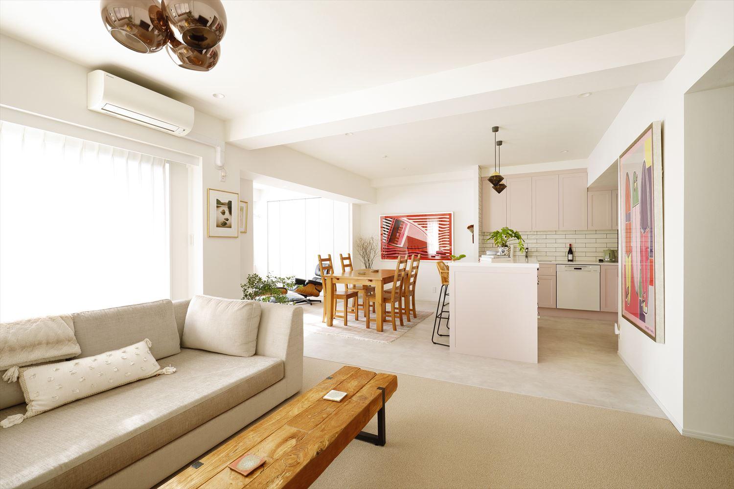 閉鎖的だったキッチンがLDにつながり、一体感のあるLDKに。ダイニング横の洋室の壁を取り払って一続きとし、人が集まってもゆとりある開放的な空間に。リビングの床はカーペットを張り替え、ダイニングキッチンは水や汚れに強いフロアタイルを採用