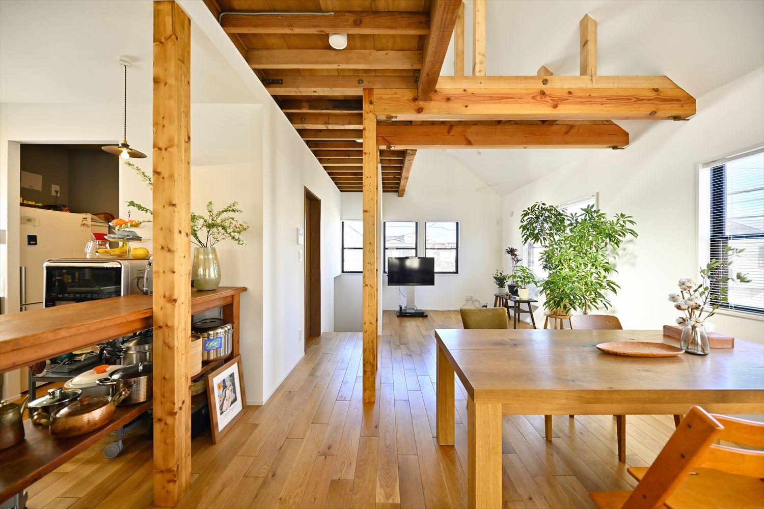 撤去できない柱や梁、ロフトの構造体を現しにしたLDK。
現しの構造体はオイル塗装をし、無垢床と色味を揃えた。お手持ちの木製家具も馴染んでいる