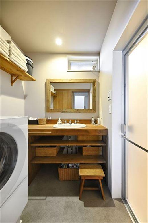 造作の洗面台には奥様ご希望の大きな鏡を、洗面台のオープン収納は、収納するものに合わせてかごなどで使いやすくアレンジできるので便利