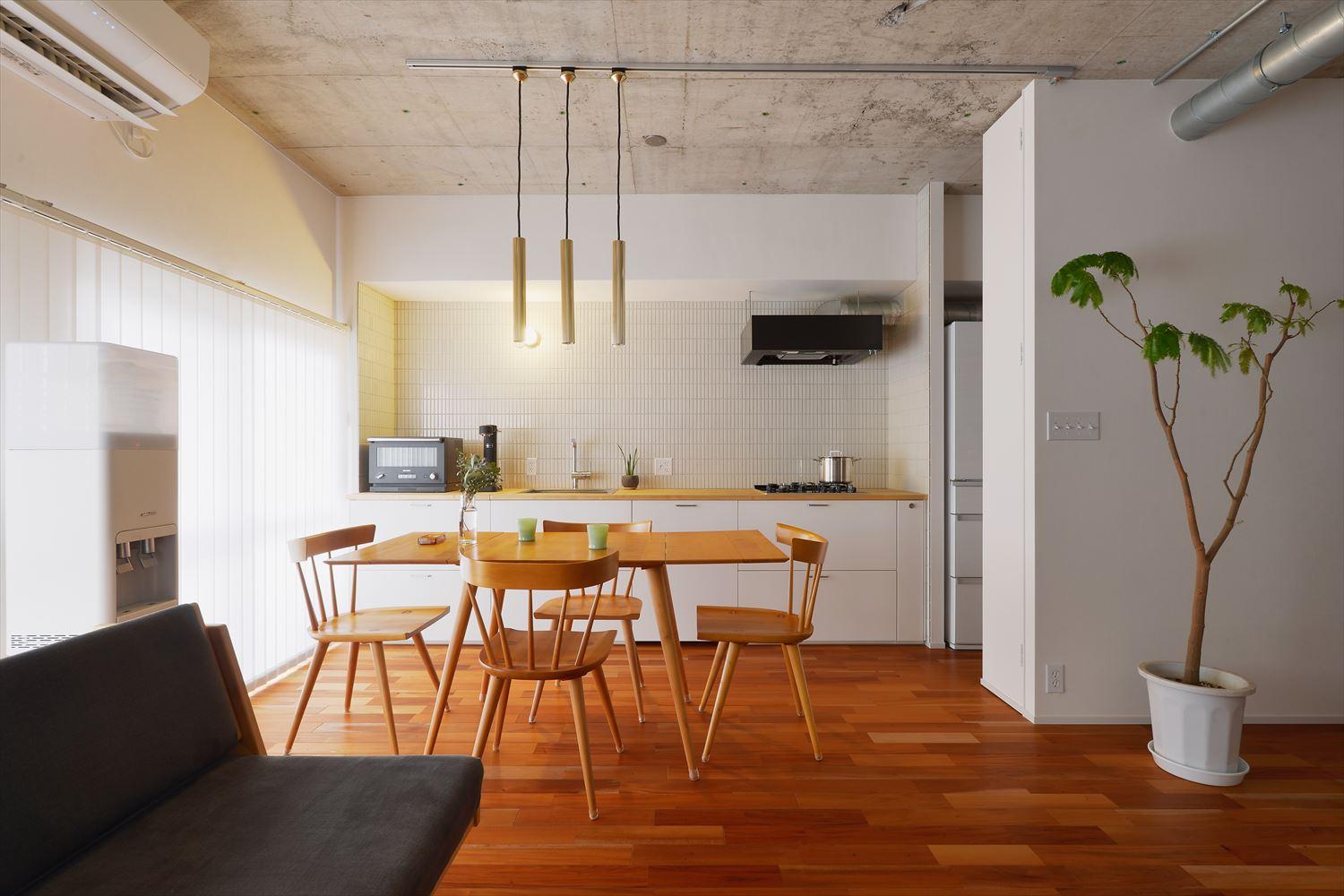 購入された物件は、内装や設備はほぼ40年前の建設当時のまま。屋内にあった給湯器は外に出せるか、水回りの移動が可能かなど事前にしっかりと調査。北側玄関の近くにあったキッチンを南のバルコニー側へ大きく移動した。