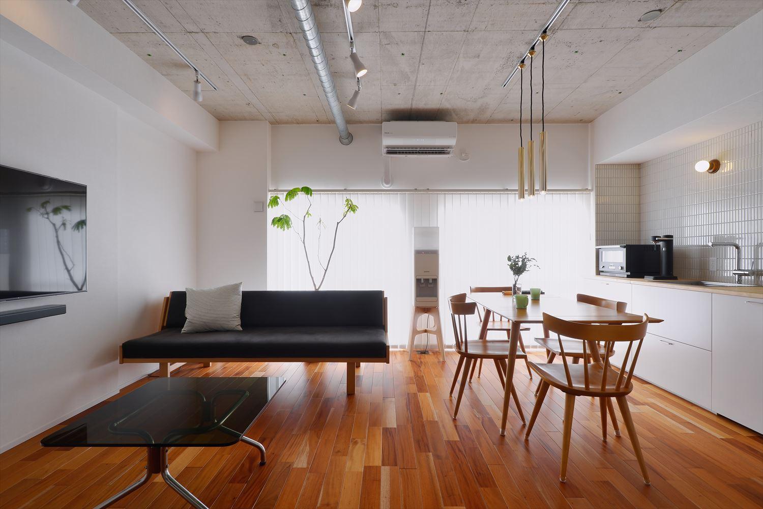 元々南側にあった2部屋は、間仕切りを撤去。2部屋分の窓から光が差し込み、明るく広々としたLDKに。