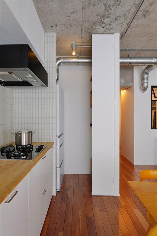 リビングから見えない位置にパントリーをつくった。食品類だけでなく、生活感を感じさせる冷蔵庫もパントリー内に配置しているのですっきり。