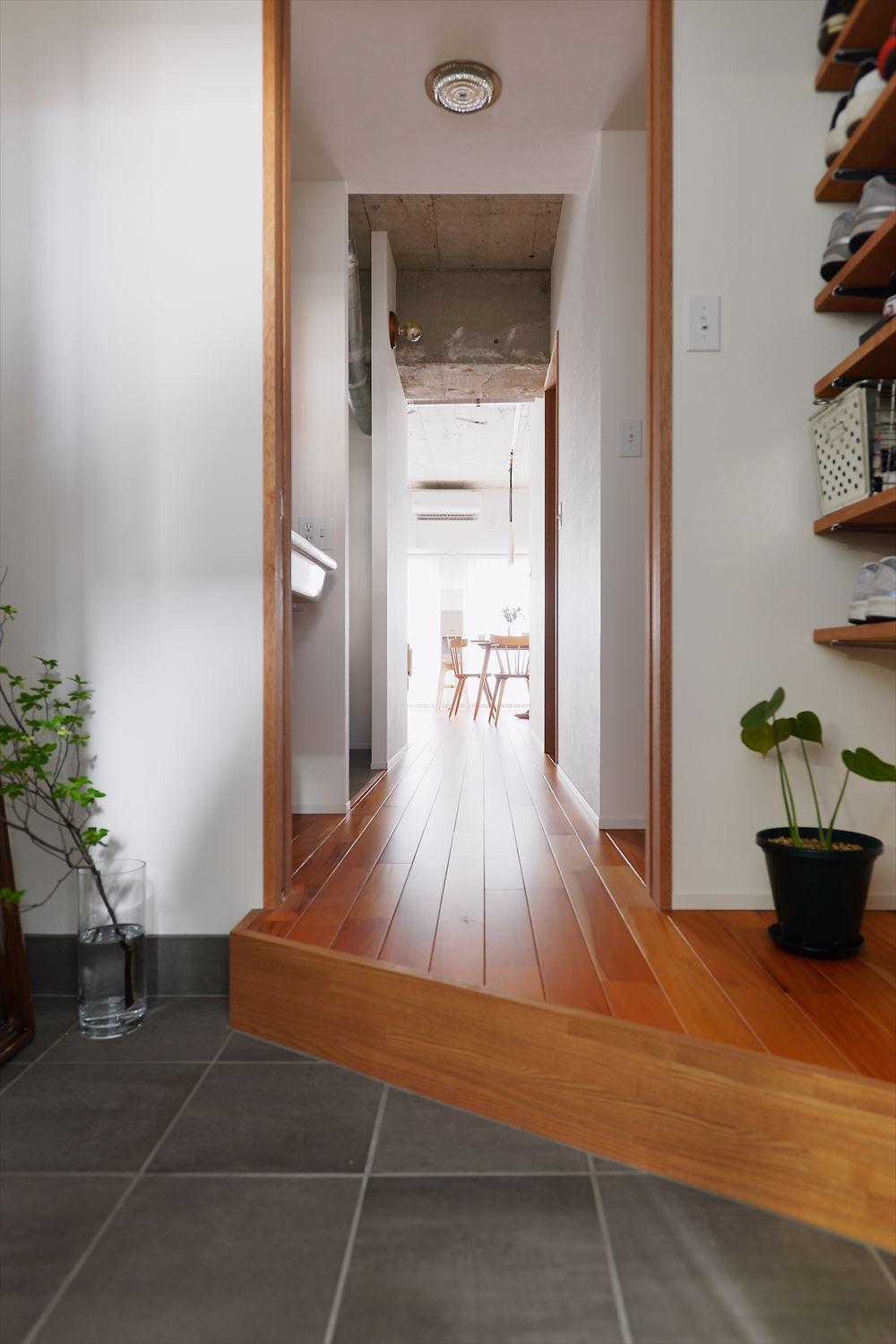 上がり框は、斜めにして玄関土間を広げた