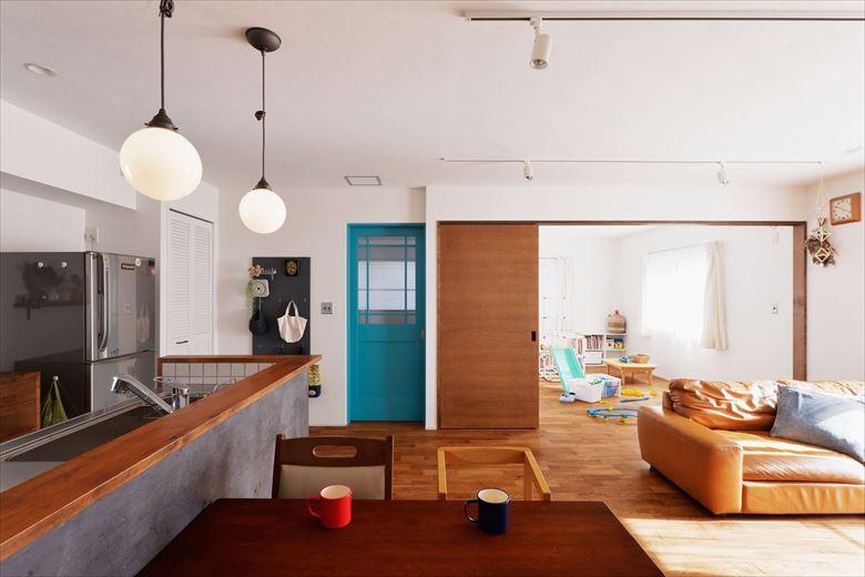 隣接した居室をつなげたリビングの一部は、キッズスペースとして大活躍。お子さま遊んでいる様子がキッチンからも見守れる。将来は個室として使えるよう引き戸を設置した