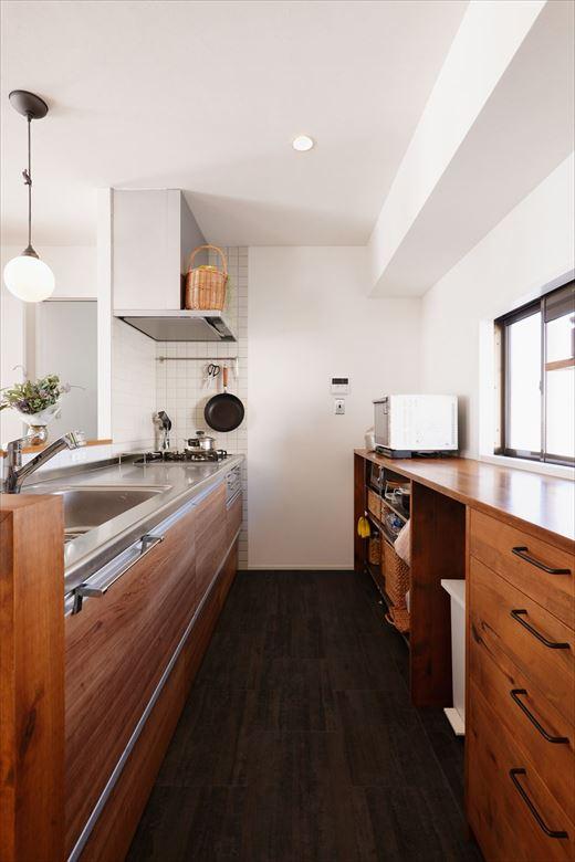 キッチン背面には収納量たっぷりの造作収納も