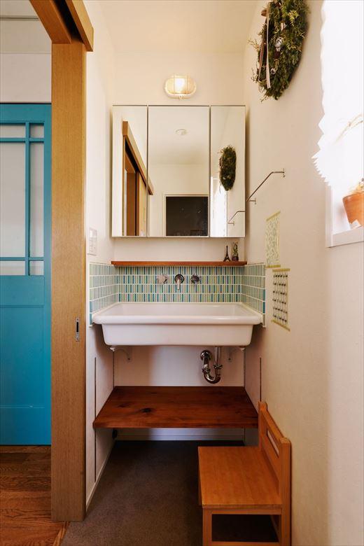 2階の洗面台は実験用シンクを用いたシンプルなつくり。ブルーグリーンのモザイクタイルで爽やかな印象に。共用の1階水回り設備も一新。