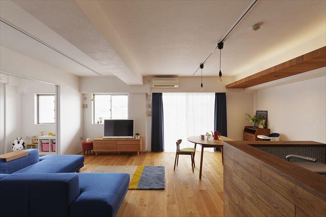 リビングドアを開けるとキッチンが丸見えになるため、手元が隠れる高さのカウンターキッチンを造作。カウンターキッチンに、木を貼りたいという奥様の希望に対してフローリング材を提案。少しでもコストが削減できるように工夫した