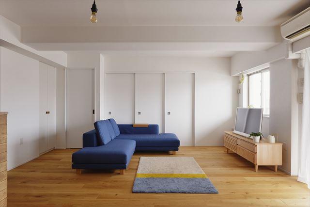 床は既存の床暖房が使えるオーク三層フローリングに。木目を活かした家具ともマッチしてナチュラルな仕上がりに