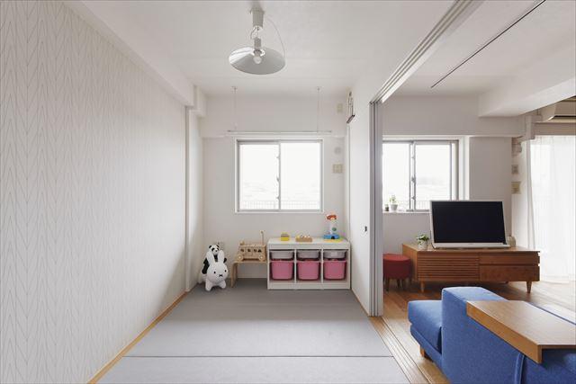 当初はリビングに隣接した和室を広げる計画もあったが、キッチンの交換や移動のどちらを優先するかを考えて和室を残すことに。
キッチンから和室にも目が届くため、お子さまの遊び場として活躍しているそう