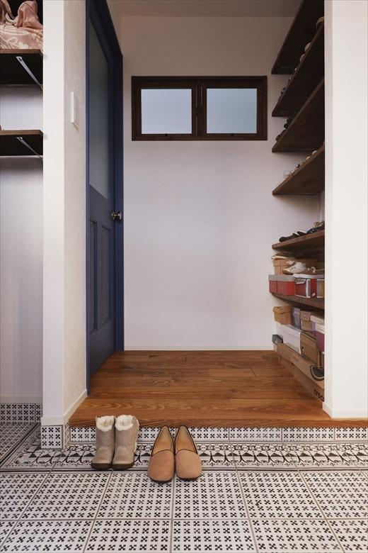 玄関廻りは土間部分を広げて収納を確保。土間はレトロな柄タイルで仕上げた