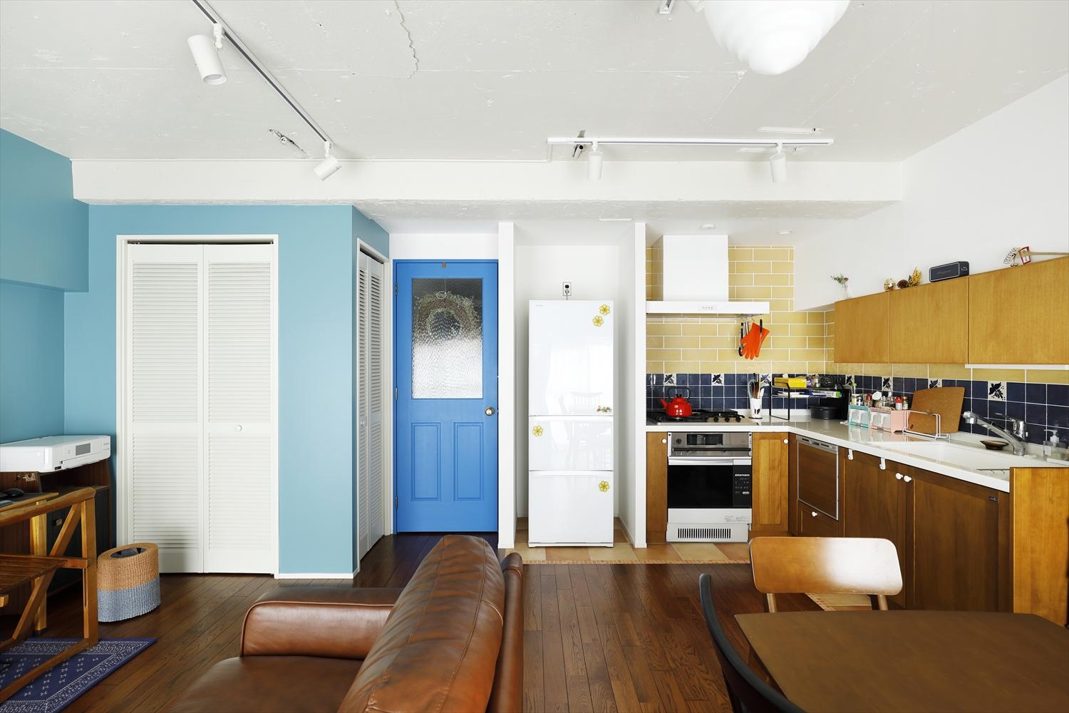 元々広かったLDKの一部を寝室に振り分け縮小。キッチンは開放感が損なわれないようL字の壁付けに。床はナラ無垢材。床が一部斜めになっていたため、二重にすることでフラットにした。二重にして床が上がった分は天井を上げて圧迫感を解消。