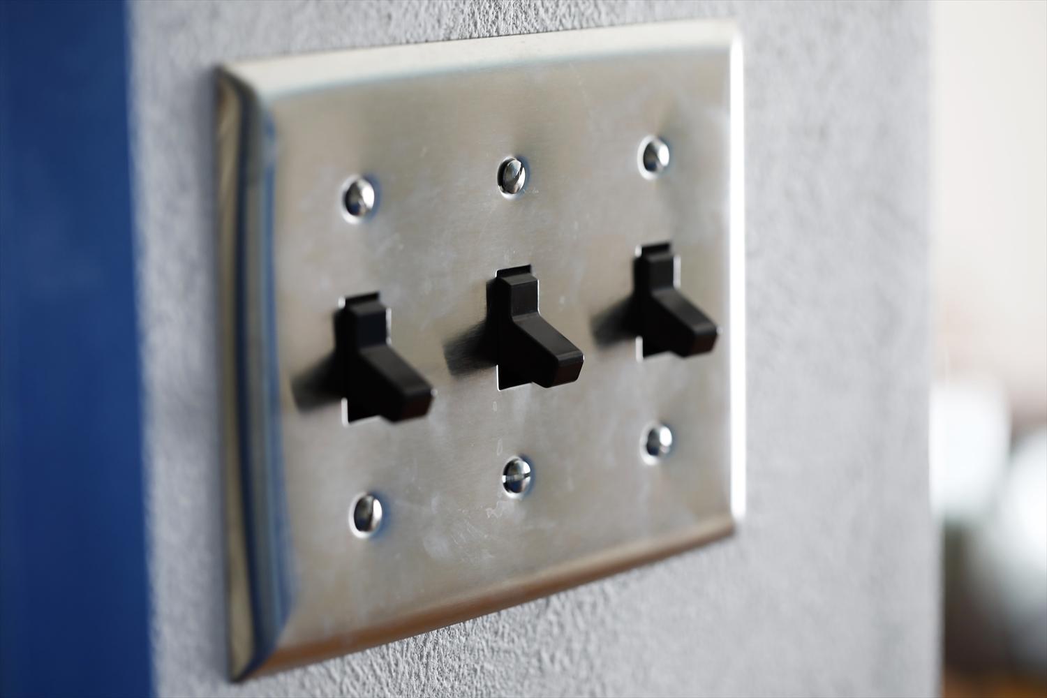 照明のスイッチにはアメリカンスイッチを。内装の細かな部分までひとつひとつ丁寧にこだわったお住まいに。