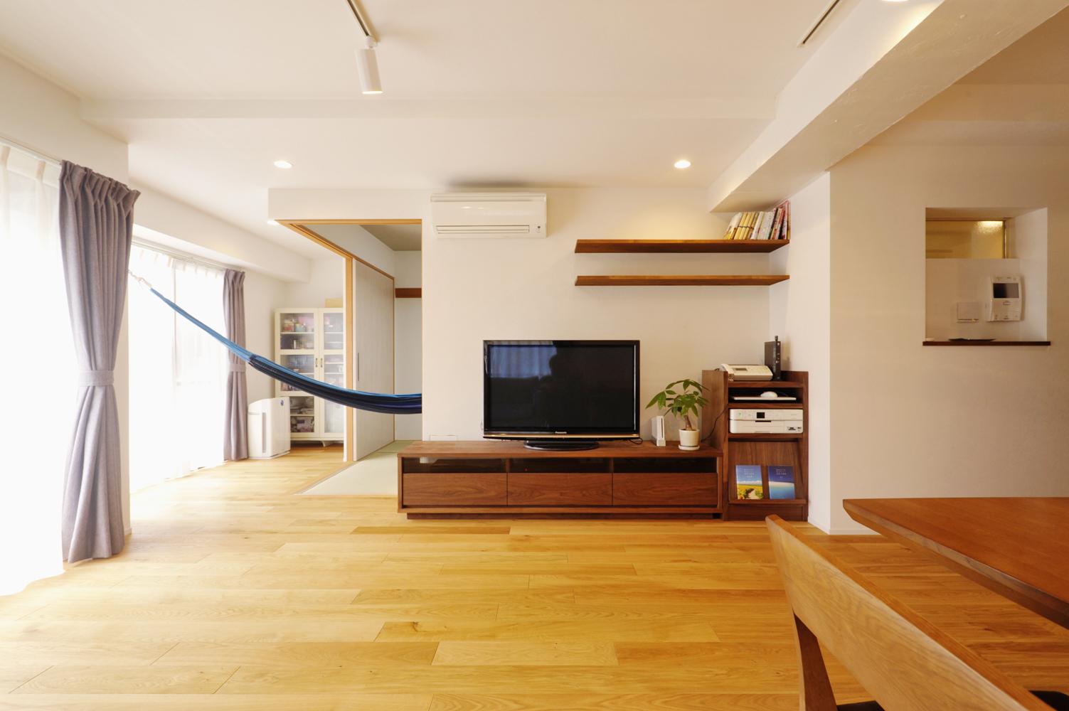 リビング隣の和室は、窓側を縁側にしてリビングとつなげ、窓からの光と風がリビングまで届くようにした。和室は建具を開け放つと、リビングと一体化。憧れのハンモックを楽しめる大きな空間に。下の階が駐車場となっており、冬は底冷えするということから、床暖房を入れた。床材は床暖房に対応したオーク三層無垢材を採用