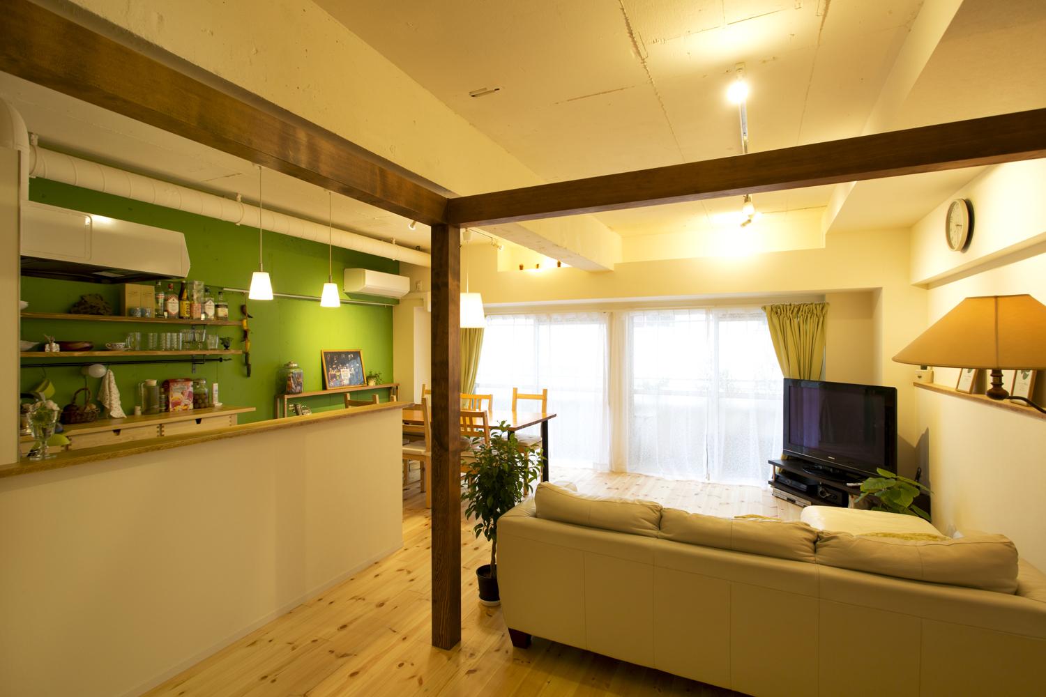 今はリビングの一角を夫婦の寝室に。梁を入れてカーテンなどで仕切れるようにした。将来お子さんが独立されたら、現在の子ども部屋を主寝室とし、リビングはより広く使える可変性のあるプラン