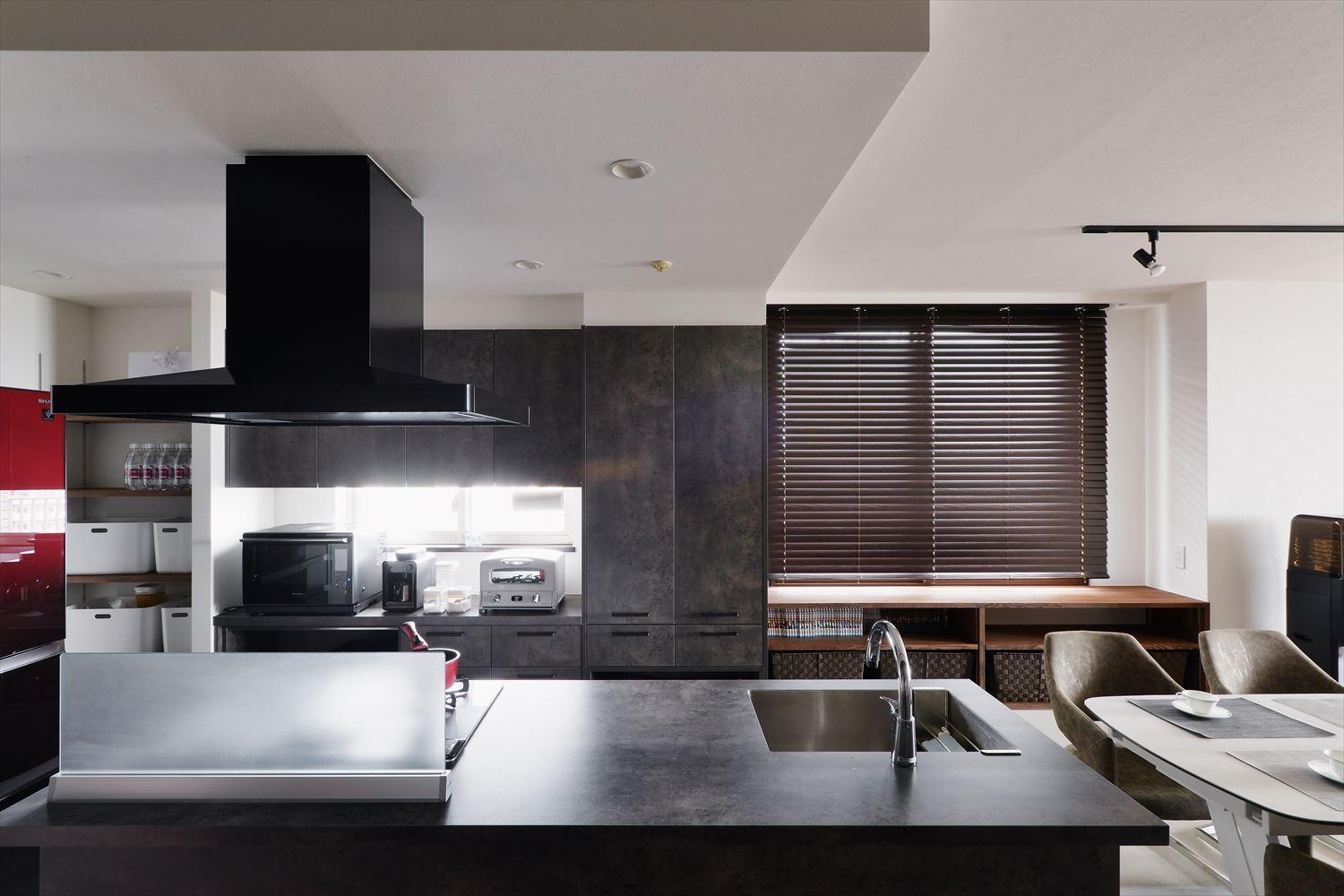 フルフラットなアイランドキッチン背面には家電もおける大きな収納を。
収納量がたっぷりなので、生活感のあるモノはすべて片付けられて、いつでもきれいなキッチンをキープできる