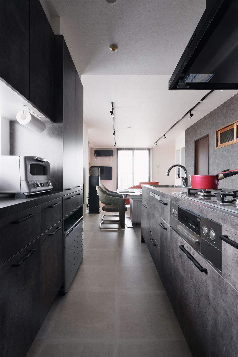 グラフテクトのキッチンはおくさまが一目ぼれして選ばれたそう。
床のフロアタイルの色、正面クロスの色と全体をグレー基調でスタイリッシュな空間に。