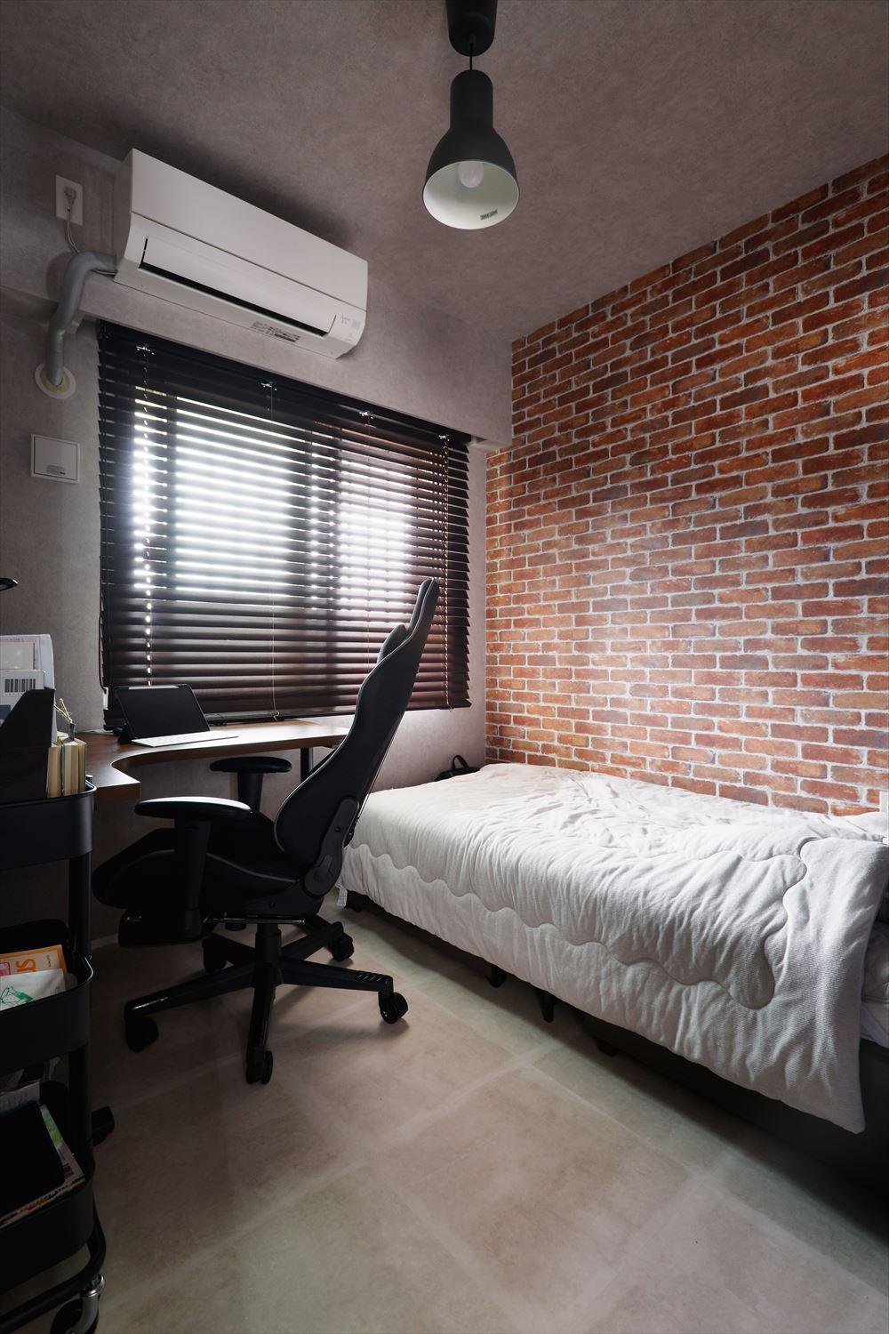 旦那さんの個室。在宅勤務が増え、おうちでビデオ会議を行うことも。
会議中の背景にもなる奥の壁にはレンガ調のクロスを選択