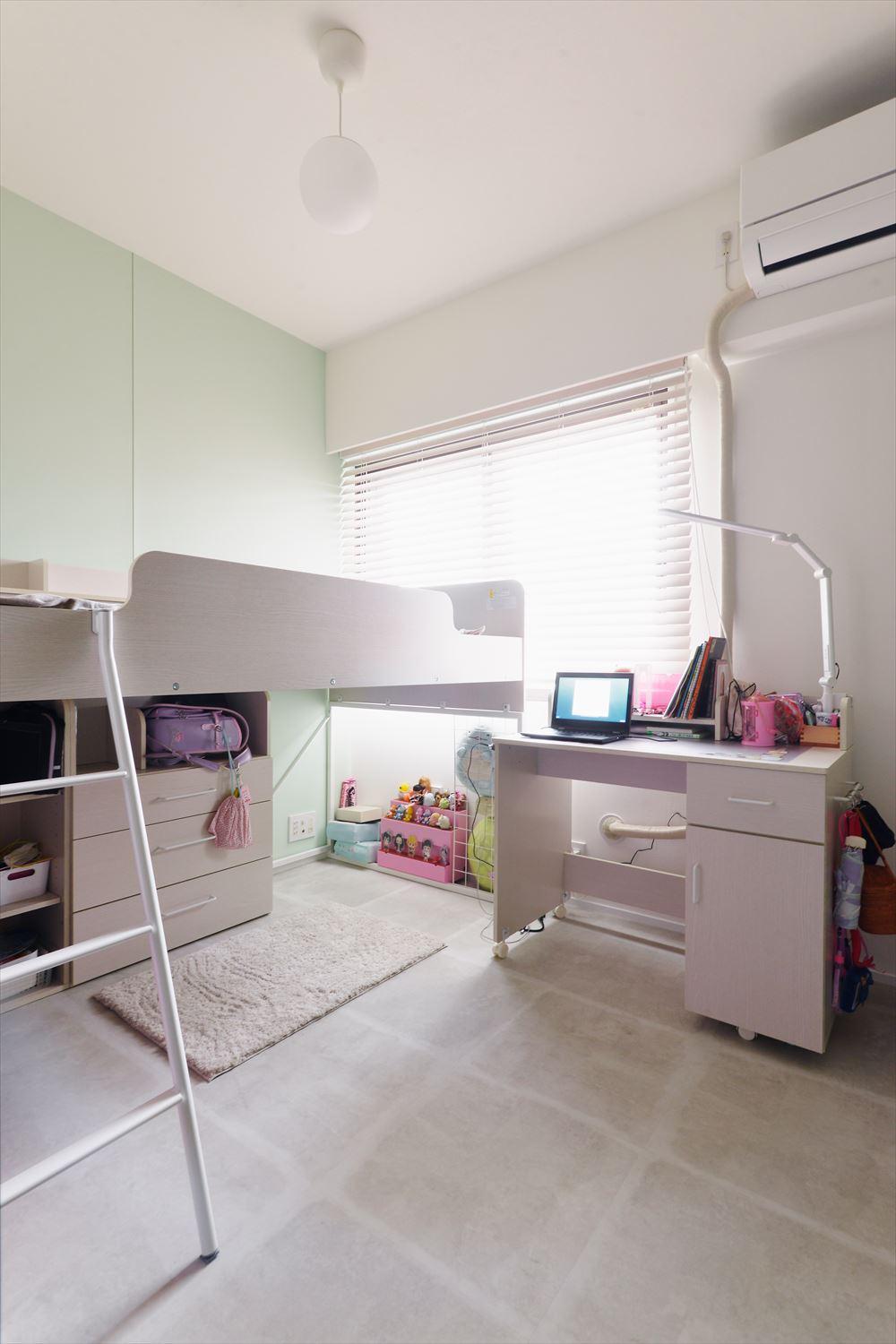 娘さんのスペース。
広い個室を家具で分けておくさまとシェアされている。