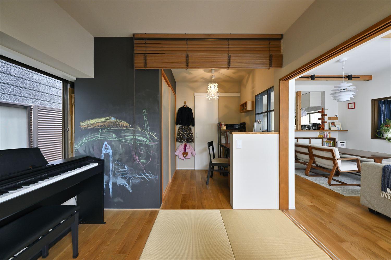 手前がキッズスペース兼客間の和室。奥にワークスペースを設けた。
和室の壁は一部を黒板クロスに。お子さんたちお気に入りのお絵かきスペース！