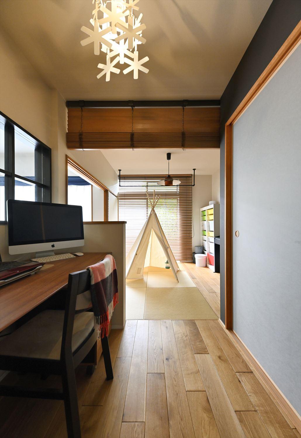 仕事をしながら右手を見れば和室が、正面を見ればリビングが視界に入る。
お子さんたちが1階のどこにいても見つけられるので安心。