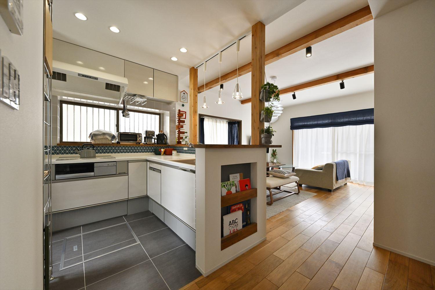 L型のキッチンは一面をリビング・ダイニングと対面に。調理中もお子さんを見守れるので安心。
作業スペースも広く、背面には十分な収納があるので家事もしやすい