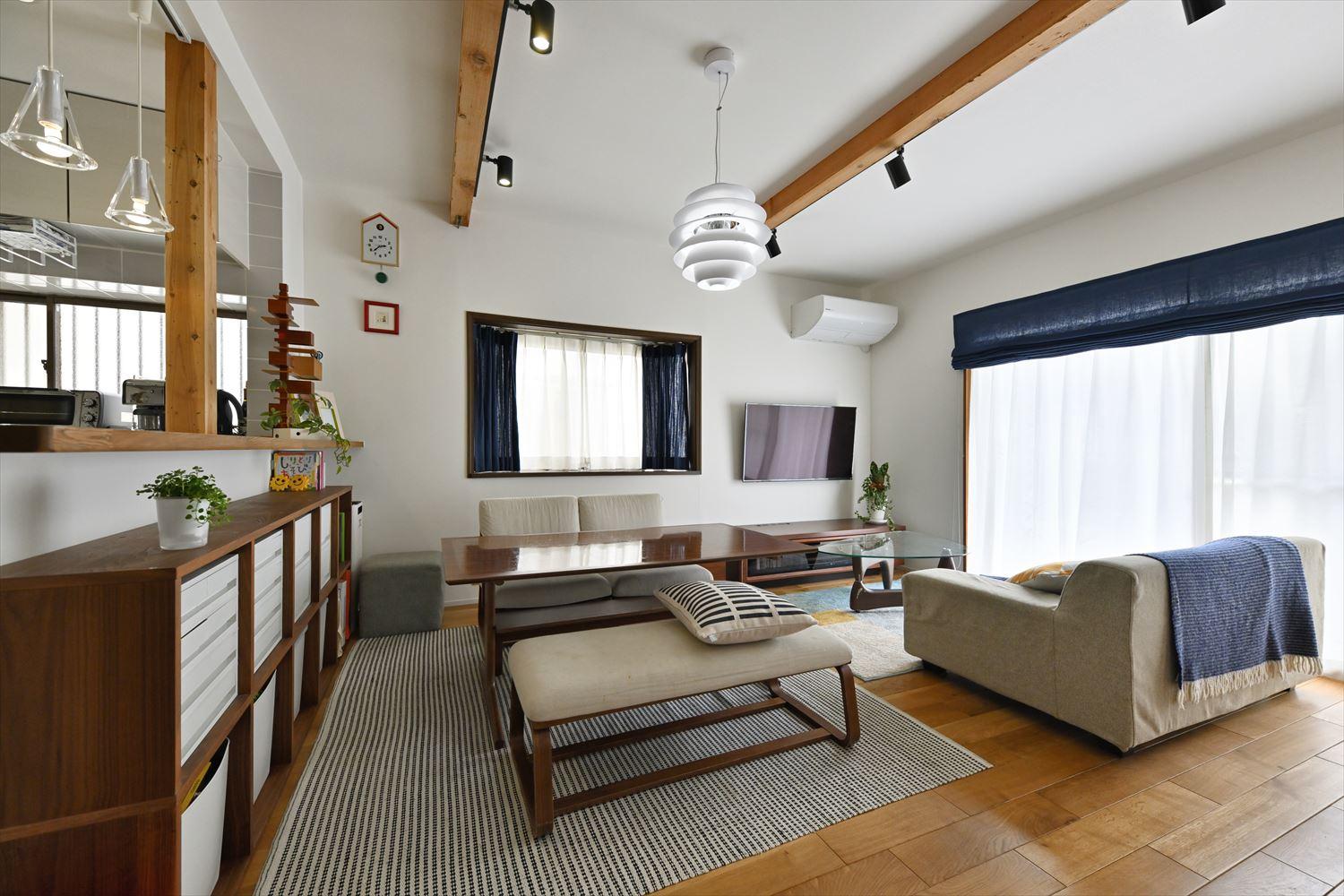 内装は既存の梁や柱を現しにして木目の色合いが落ち着くナチュラルテイストで統一