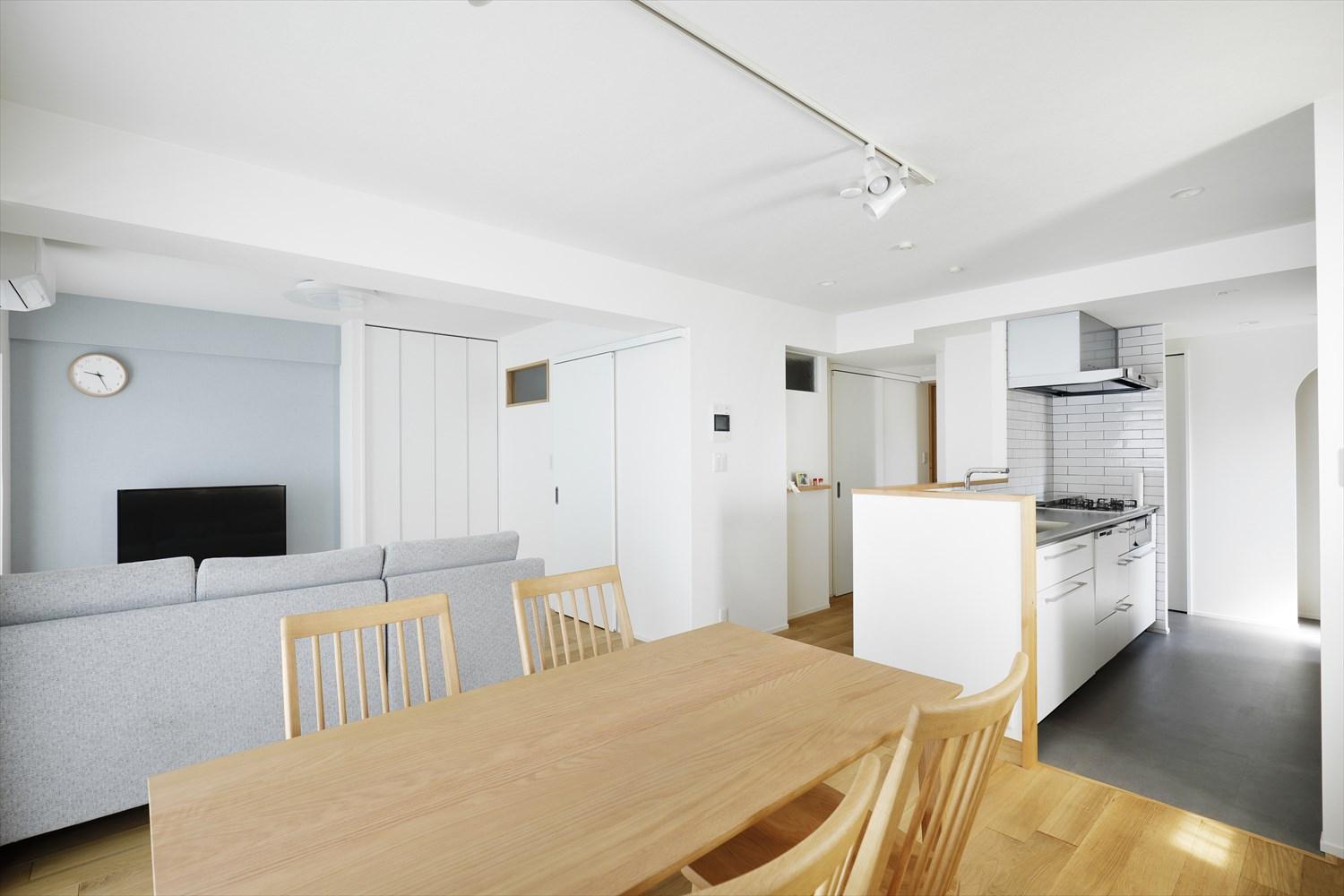 明るい無垢材の色と白をメインに明るいブルーグレーのアクセントクロスで明るく開放的なLDK。
リビング横の扉からも直接洗面脱衣所にアクセスできる