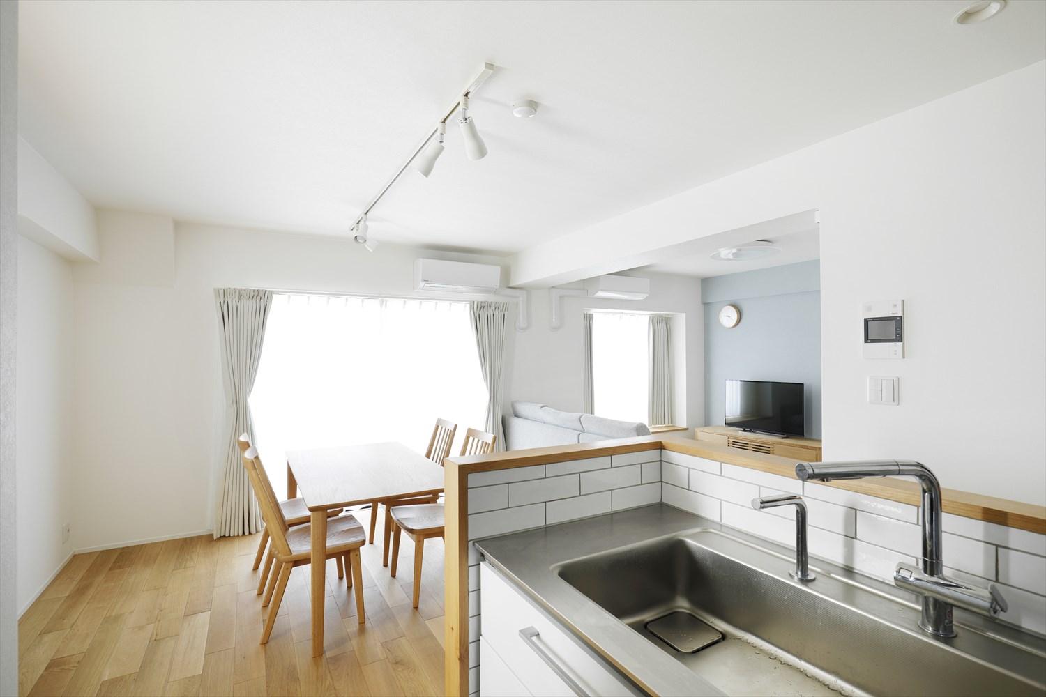 LDKのどこにいてもテレビが見られるようにしたい！というご希望に答えてキッチンの配置を工夫。
料理しながら、テレビものぞける