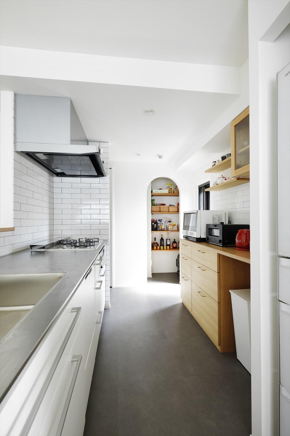 キッチンの背面に収納を造作＋パントリーを設けて食材も家電もすっきり片付くように。