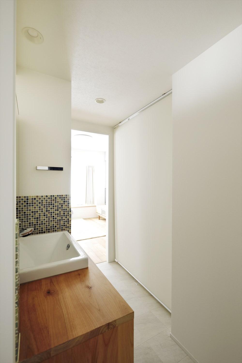 来客時はロールカーテンを閉めれば洗濯物の目隠しも。
洗面斜め前は浴室。右に行くとWICにつながる