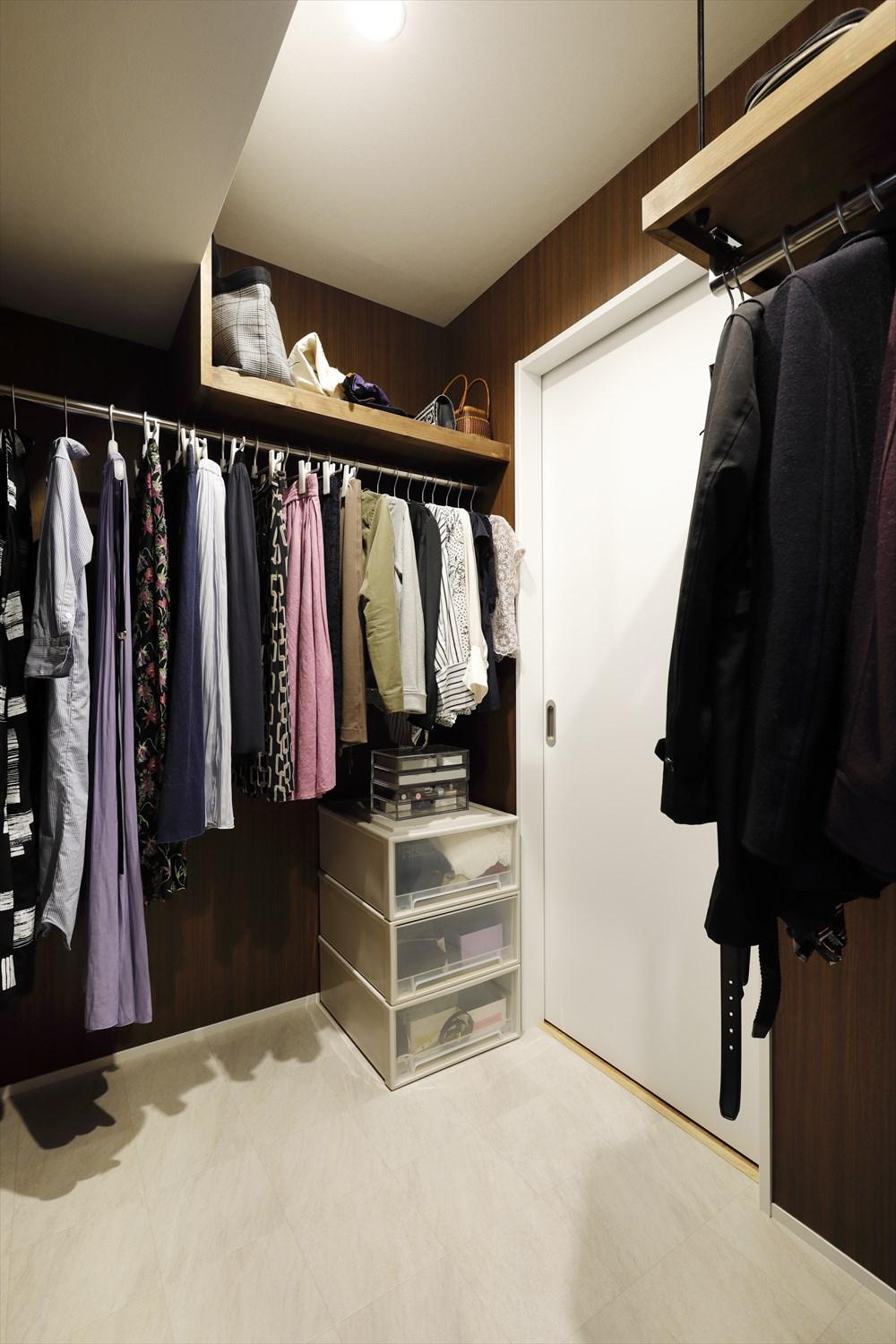 洗面脱衣所から直接アクセスできるWICは、ダークな配色でアパレルショップのようなドレスルームに。
WICは直接寝室にも抜けられるので朝も便利。