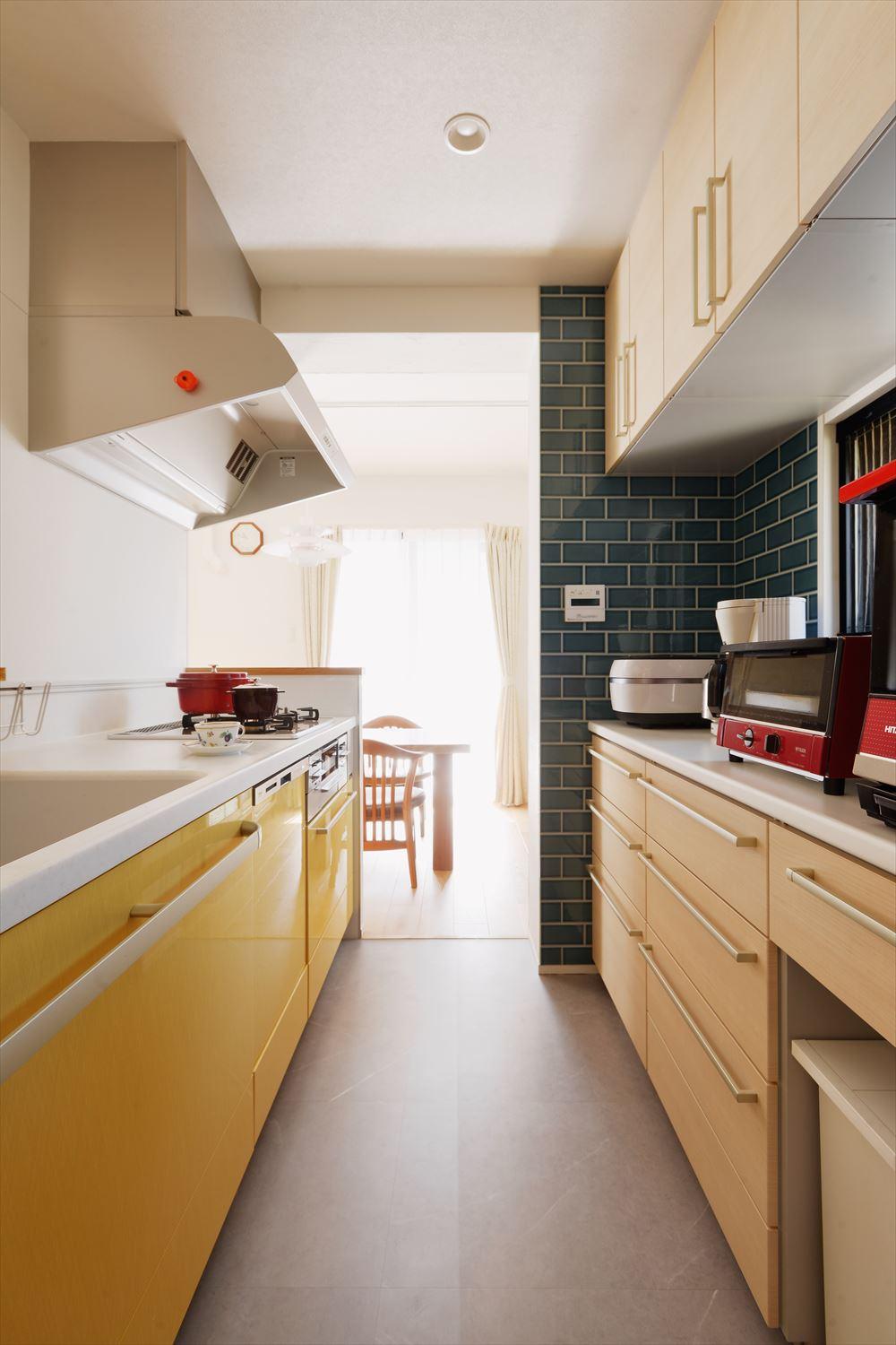 向きを変えてリビングやダイニングとの回遊動線が生まれたキッチン。
家事がしやすくなっただけでなく、風も流れるようになり、以前のようなこもった暑さが解消された。