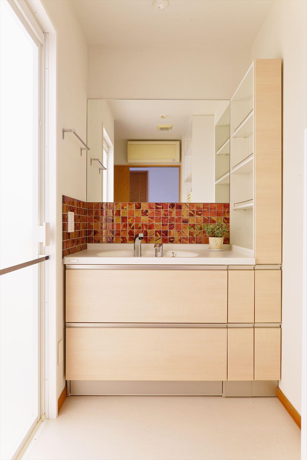 洗面もこれを機に設備を変えた。立ち上がりのタイルはじっくり吟味して選んだそう