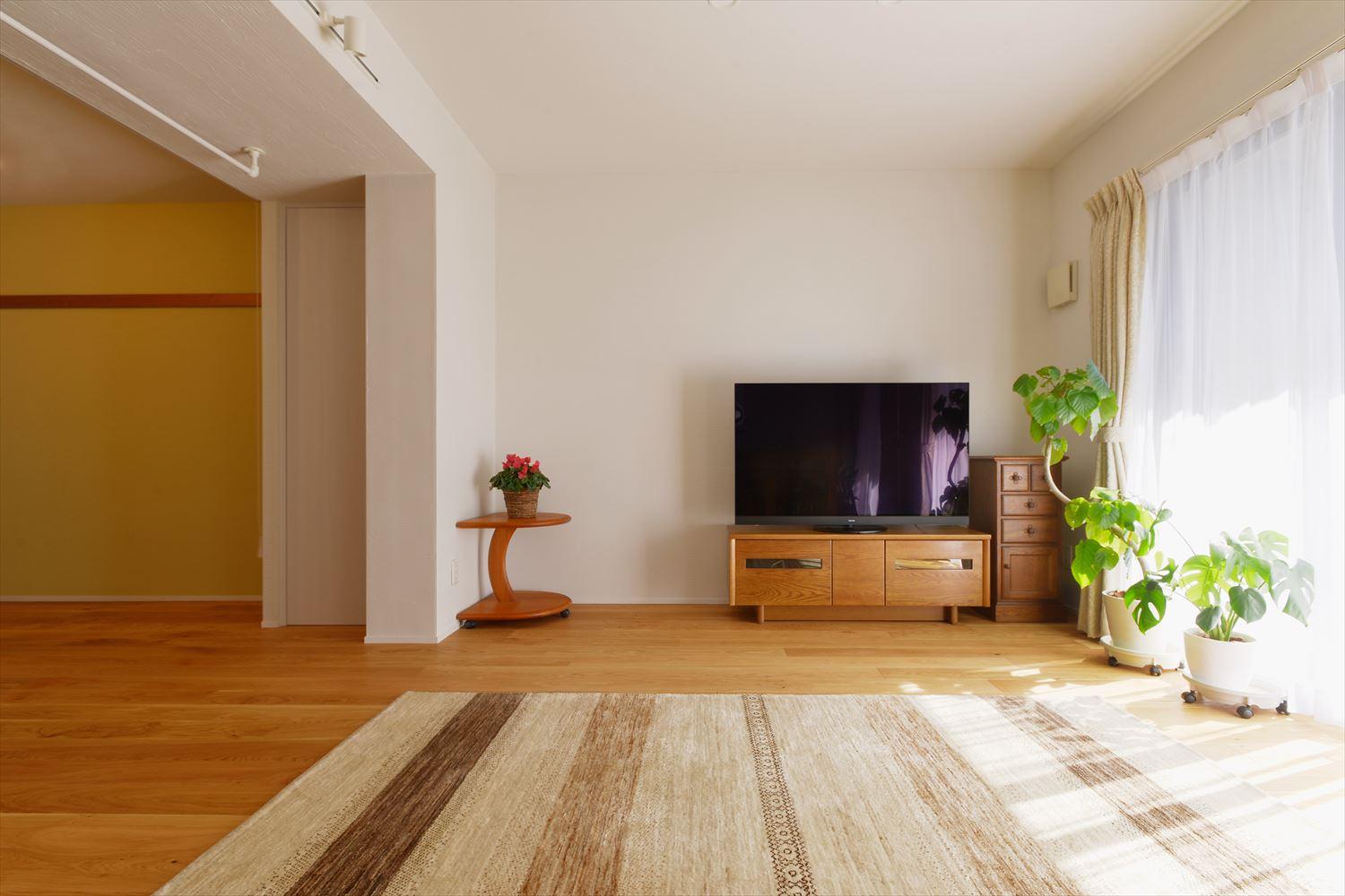 リビング部分の床は床暖房が使えるオークの三層フローリングを採用。元和室だった部分の壁にはアクセントクロスを。
素材一つ一つを吟味して選び抜かれ、ご夫妻の優しさがにじみでるようなインテリアに仕上がった。