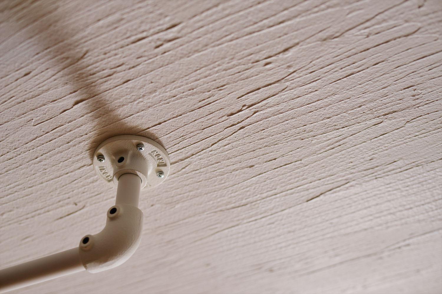 LDの壁・天井は珪藻土で仕上げた。
消臭・調湿効果のある素材で、空気まで心地よい空間に。