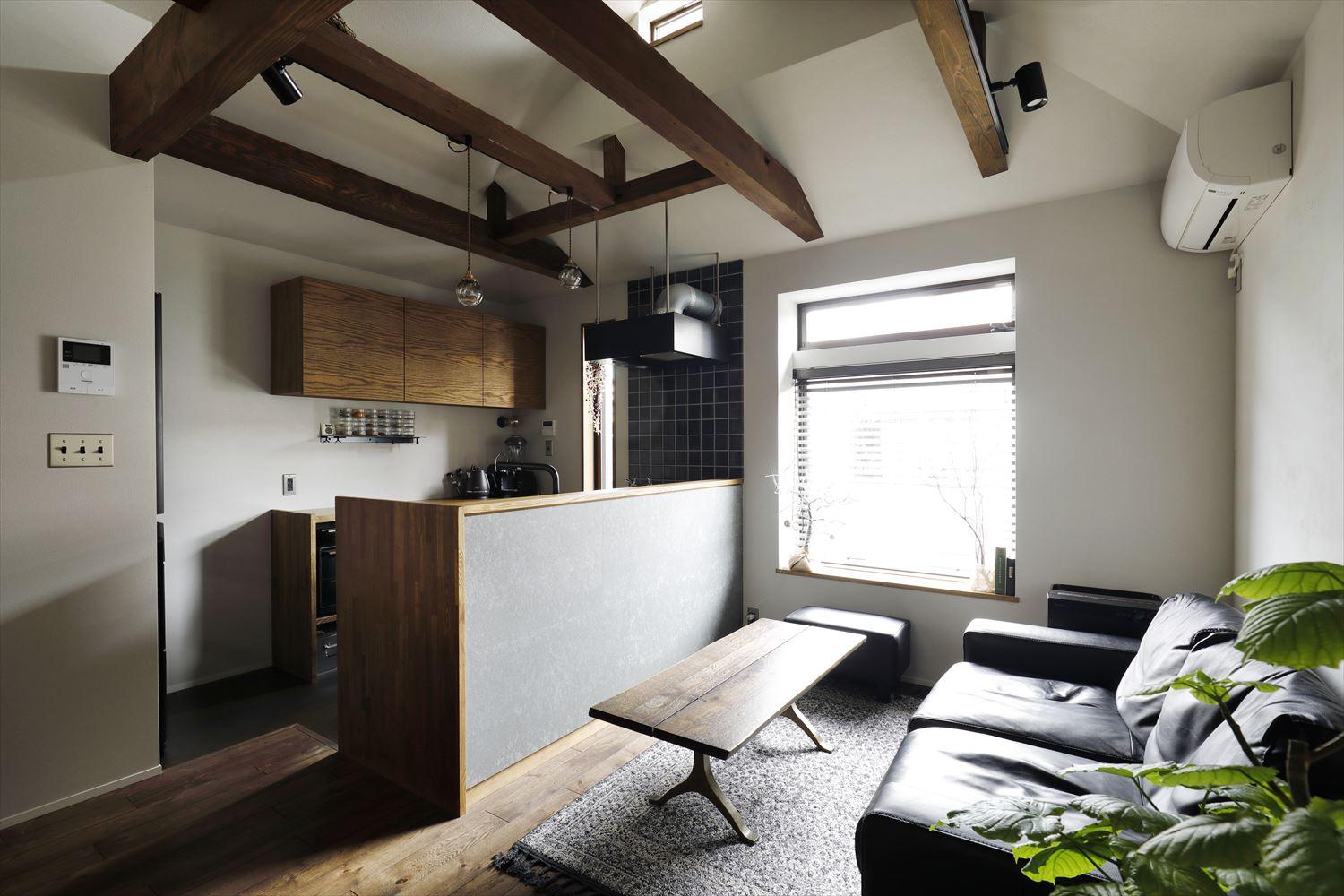 陽当たりとプライバシーの問題を解消するため、LDKを2階に移動。明るく近隣の視線も気にならないくつろぎ空間に。