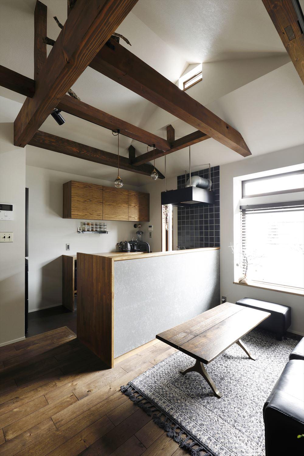 小屋裏収納を縮小させて勾配天井にし、小屋裏にあった窓をリビングに取り込んだ。上からも明るい光が差し込む。