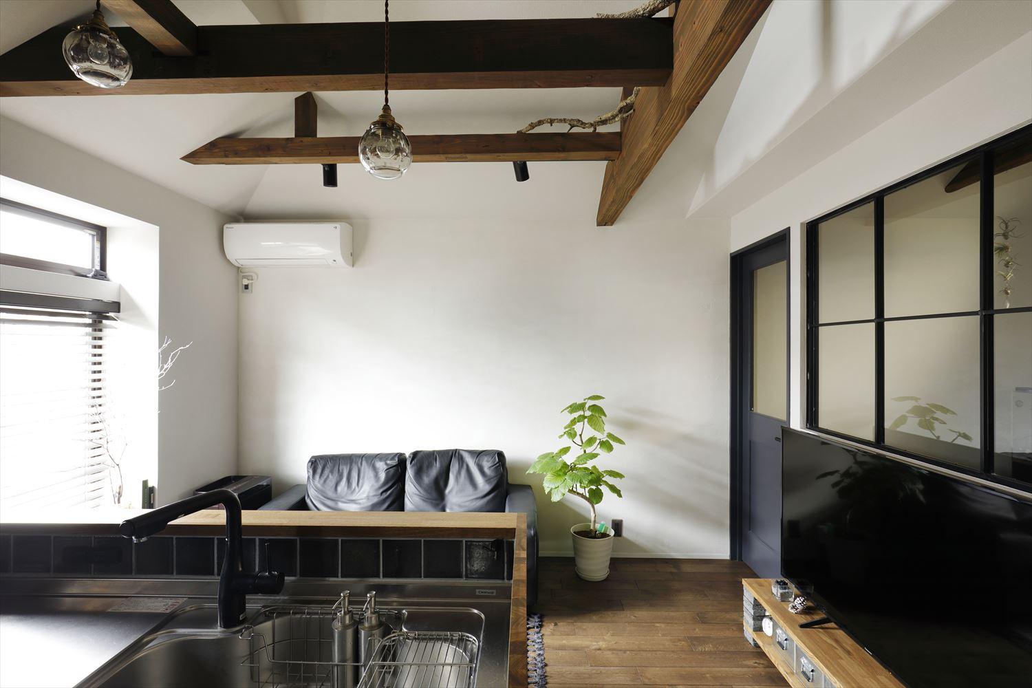 キッチン側から見渡すLDK。隣にはちょっと籠もれるフリースペースを設けた。